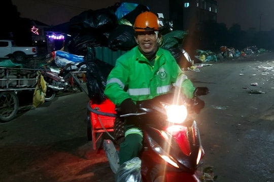 Ngày cuối năm, công nhân vệ sinh môi trường xuyên đêm làm việc trong giá lạnh