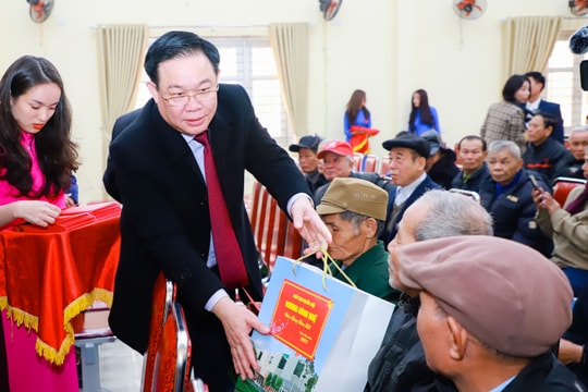 Chủ tịch Quốc hội Vương Đình Huệ thăm, tặng quà, chúc Tết hộ nghèo, gia đình chính sách, người có công tại huyện Nam Đàn