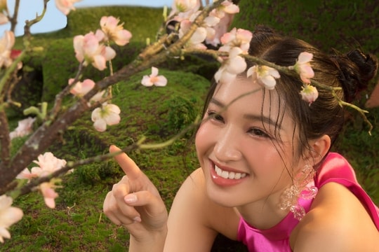 Á hậu Phương Nhi diện áo dài, khoe nhan sắc 'thần tiên tỷ tỷ'