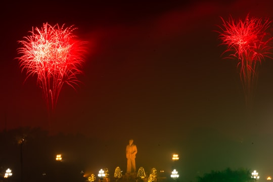 Rực rỡ pháo hoa chào Xuân mới Quý Mão 2023 ở thành phố Vinh