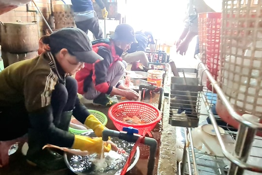 Sáng 30 Tết dịch vụ làm gà cúng giao thừa từ chối phục vụ