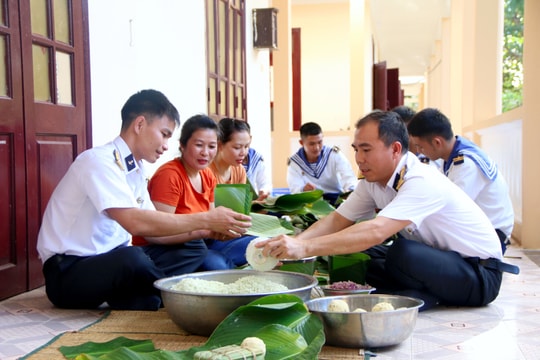 Ngày hội gói bánh chưng trên quần đảo Trường Sa