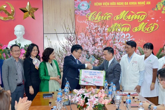 Phó Chủ tịch Ủy ban nhân dân tỉnh Bùi Đình Long thăm, chúc Tết cán bộ, nhân viên y tế làm nhiệm vụ trong đêm Giao thừa