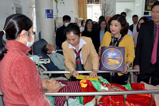 Ủy ban Mặt trận Tổ quốc và Sở Y tế Nghệ An thăm, tặng quà cho bệnh nhân khó khăn