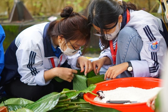 200 phần quà được các bạn học sinh thành phố Vinh trao tận tay cho những hoàn cảnh khó khăn ngày 30 Tết