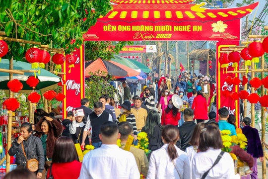 Hàng nghìn du khách đến các điểm du lịch tâm linh ở Nghệ An trong ngày đầu năm mới