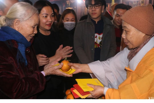 Người dân đi chùa cầu an sau thời khắc Giao thừa