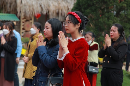 Tấp nập người đi lễ đền, chùa trong ngày đầu tiên năm mới