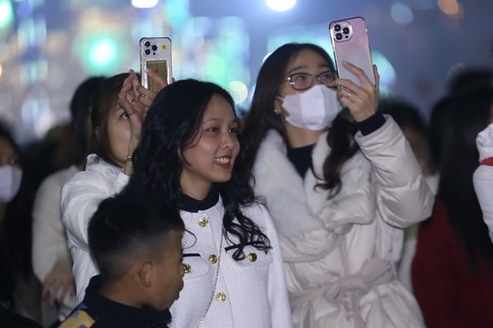 Những mong ước giản dị của người dân thành phố Vinh trong khoảnh khắc Giao thừa