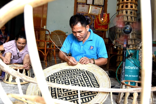 Nghệ nhân bản nhỏ nâng tầm sản phẩm mây, tre đan xứ Nghệ