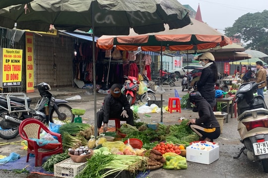 Mồng 2 Tết, nhiều tiểu thương mở hàng trở lại, giá một số mặt hàng tăng nhẹ