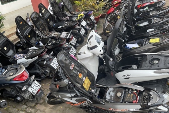 Ngăn chặn hàng chục 'quái xế' đi bão sáng mồng 1 Tết