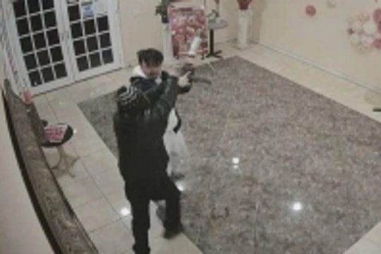 Video ghi khoảnh khắc lập trình viên tước vũ khí của nghi phạm xả súng ở California - Mỹ