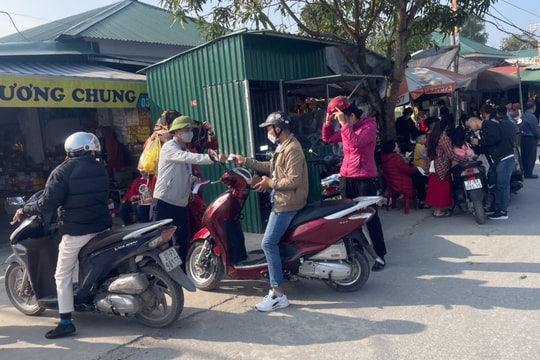 Loạn giá dịch vụ trông giữ xe tại Đền ông Hoàng Mười dịp đầu năm mới