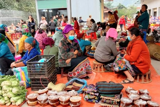 Mở mang dịch vụ thương mại đến các bản làng vùng cao