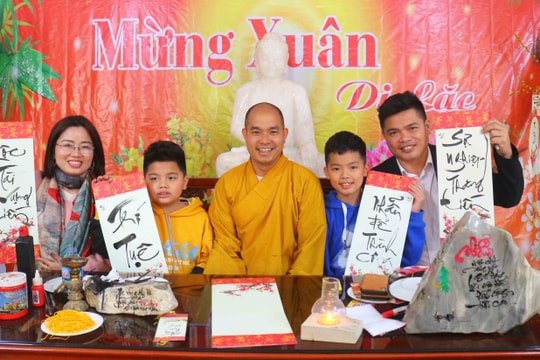 Lễ khai bút, cho chữ đầu Xuân tại các chùa ở Nghệ An