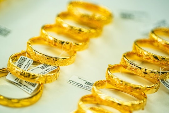 Giá vàng tăng vọt lên đỉnh 9 tháng
