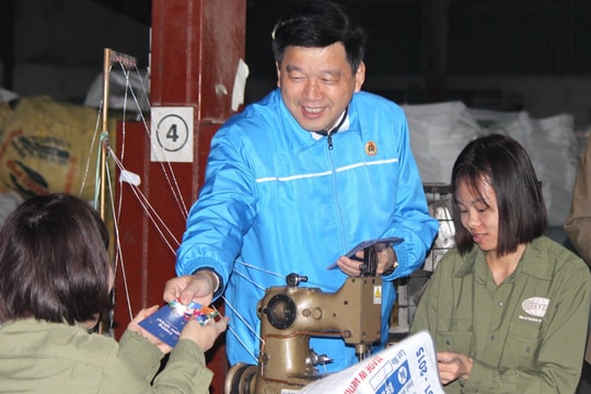 Mừng tuổi cho công nhân, người lao động trong ngày làm việc đầu năm mới 2023