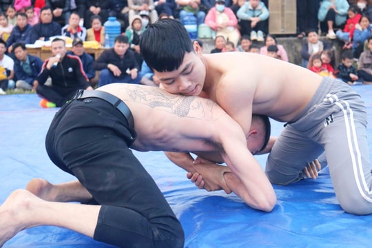 Hấp dẫn hội vật đầu Xuân trên quê Bác