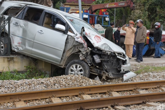 Ô tô bị tàu hoả tông văng, 5 người thoát nạn