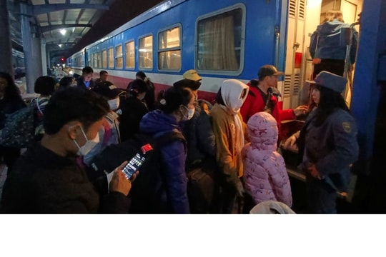 Nghệ An: Nhà ga, sân bay tấp nập sau kỳ nghỉ Tết