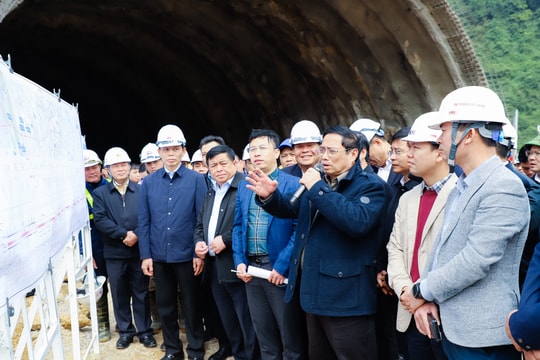 Thủ tướng Phạm Minh Chính kiểm tra, đôn đốc dự án cao tốc Bắc-Nam đoạn qua Nghệ An 