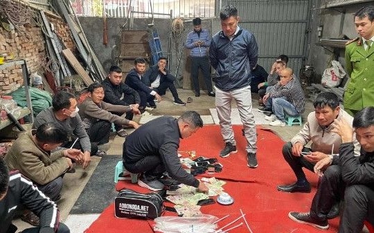 Hàng chục cảnh sát triệt phá sới bạc trong xưởng cơ khí ở Hà Nội