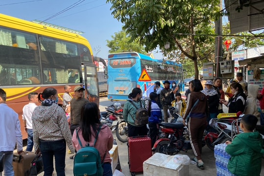 Nghệ An: Giá vé tăng 30%, hành khách vất vả đón xe