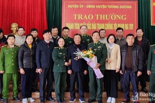 Trao thưởng chuyên án thu giữ 12kg nhựa cây thuốc phiện và 12.000 viên ma túy tổng hợp tại Tương Dương