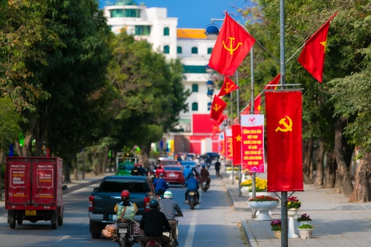 Đảng ta, chín mươi ba mùa Xuân!