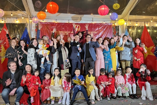 Bạn bè nhiều nước ấn tượng với Tết Việt, bánh chưng, giò, phở