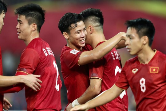 Quế Ngọc Hải chơi tiền vệ trung tâm, tại sao không?