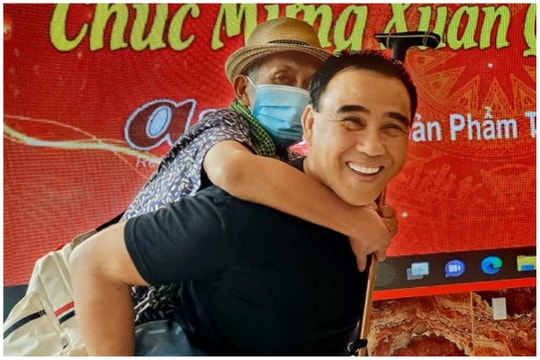 MC Quyền Linh gây xúc động khi cõng NSƯT Lê Văn Duy dự tiệc đầu năm