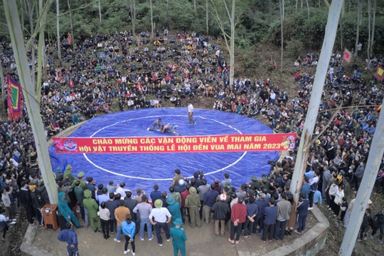 Hàng nghìn người leo núi xem Hội vật truyền thống tại Lễ hội Đền Vua Mai 