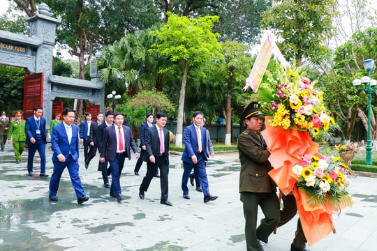 Trưởng Ban Kinh tế Trung ương Trần Tuấn Anh dâng hoa, dâng hương tưởng niệm Chủ tịch Hồ Chí Minh