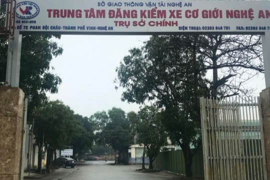 Công an khám xét tại trụ sở Trung tâm Đăng kiểm xe cơ giới Nghệ An