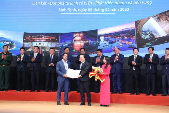 Trao quyết định, biên bản ghi nhớ đầu tư 2 dự án với tổng mức 200 triệu USD vào Nghệ An