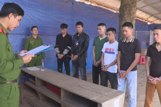 Mâu thuẫn vì bị vượt xe, 6 đối tượng hành hung người khác bất tỉnh