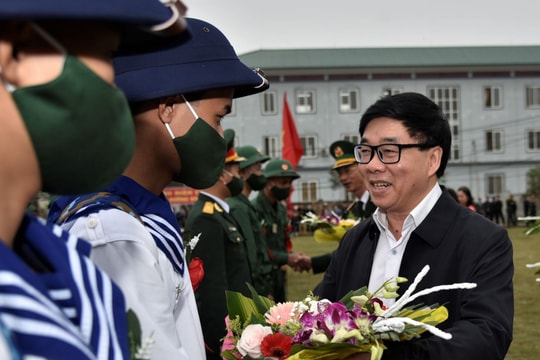 Phó Bí thư Thường trực Tỉnh ủy Nguyễn Văn Thông dự lễ giao nhận quân, chúc mừng các tân binh huyện Quỳnh Lưu