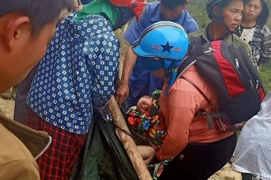 Sản phụ ở Nghệ An đẻ bé trai nặng 4,1 kg giữa đường rừng