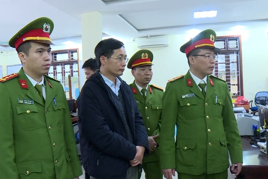 Video: Bắt Giám đốc, Phó Giám đốc Trung tâm Đăng kiểm xe cơ giới tỉnh Nghệ An 