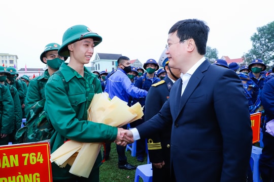 Chủ tịch UBND tỉnh Nguyễn Đức Trung dự lễ giao nhận quân, chúc mừng các tân binh huyện Diễn Châu 