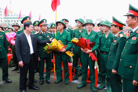 Lãnh đạo Bộ Quốc phòng và Bí thư Tỉnh ủy Nghệ An động viên, tiễn 144 công dân thành phố Vinh lên đường nhập ngũ