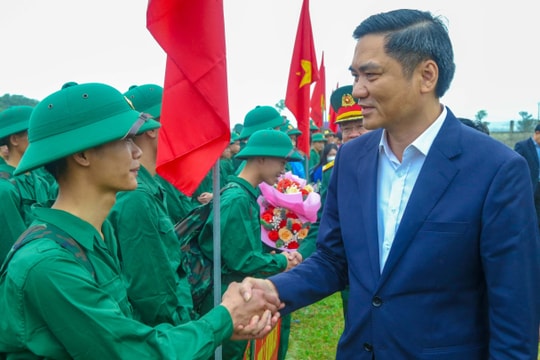 Phó Bí thư Tỉnh ủy Hoàng Nghĩa Hiếu động viên các tân binh huyện Nam Đàn lên đường nhập ngũ 