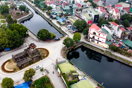 Hàng loạt hồ, kênh ở thành phố Vinh bị nhuộm đen vì nước, bùn thải