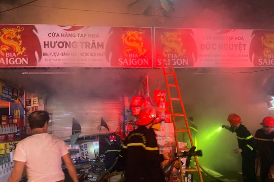 Ki-ốt tạp hóa tại thành phố Vinh bất ngờ bốc cháy vào lúc 3h sáng