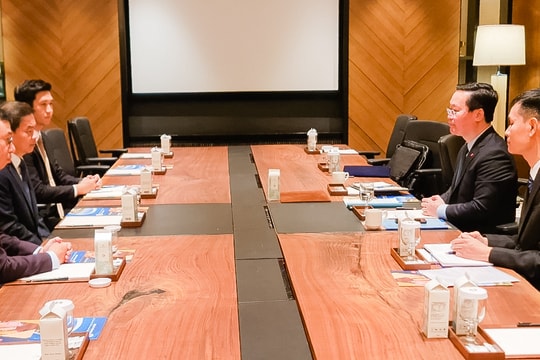 Chủ tịch UBND tỉnh Nghệ An làm việc với lãnh đạo Tập đoàn Sembcorp tại Singapore