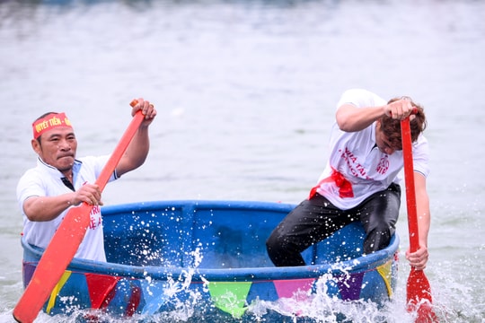 Hấp dẫn những pha đua thuyền thúng qua sông tại Lễ hội Đền Cờn