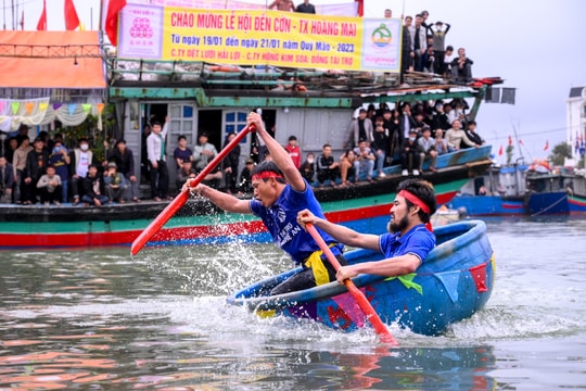 Xem ngư dân đua thuyền mủng ở Lễ hội Đền Cờn