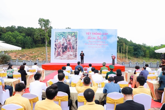 Lãnh đạo tỉnh Nghệ An trồng cây đầu Xuân tại khuôn viên Đền thờ gia tiên Chủ tịch Hồ Chí Minh